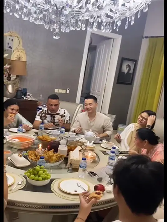 Unggahan tersebut mendapat banyak pujian dari netizen. "Bahagianya bisa buka puasa bersama bareng keluarga, sehat dan bahagia selalu mbak @yunishara36," tulis yulinasuwondo. "Keluarga panutan," tulis najuwita. [Instagram/yunishara36]