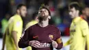 Striker Barcelona, Lionel Messi, tampak kecewa usai gagal mencetak gol ke gawang Villarreal pada laga La Liga, di Stadion De La Cerramica, Minggu (10/12/2017). Barcelona menang 2-0 atas Villarreal. (AP/Alberto Saiz)
