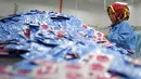 Pekerja mengemas kondom rasa nasi lemak di pabrik Karex Industries, Malaysia (20/9). Perusahaan kondom terbesar dunia asal Malaysia, Karex Industries telah memproduksi kondom dengan rasa makanan khas Negeri Jiran, nasi lemak. (AFP Photo/Manan Vatsyayana)
