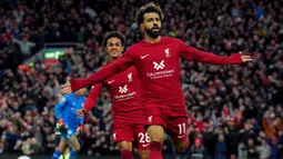 Pemain Liverpool, Mohamed Salah merayakan gol pembuka timnya selama pertandingan sepak bola Liga Premier Inggris antara Liverpool dan Manchester City di Stadion Anfield, Liverpool, Minggu (16/10/2022). Gol tunggal Mohamed Salah sudah cukup memberikan kemenangan 1-0 bagi The Reds. (Peter Byrne/PA via AP)