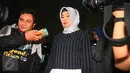 Mantan Bupati Kendal Widya Kandi Susanti memberi keterangan usai menjalani pemeriksaan di Gedung KPK, Jakarta, (17/2). KPK Periksa Mantan Bupati Kendal Terkait dalam kasus anggota Komisi V DPR RI Damayanti. (Liputan6.com/Helmi Afandi)