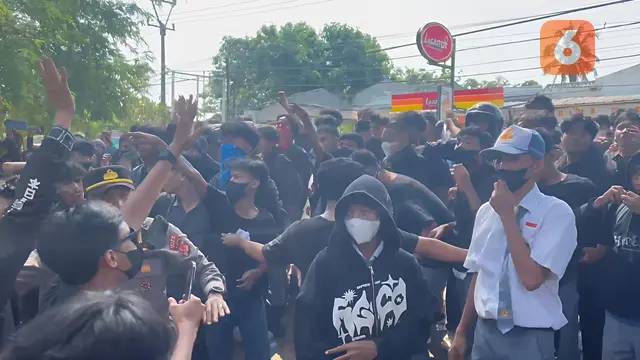 Murid dan Alumni SMAN 4 Kota Serang Demo Sekolah. (Senin, 21/07/2025). (Yandhi Deslatama/Liputan6.com).