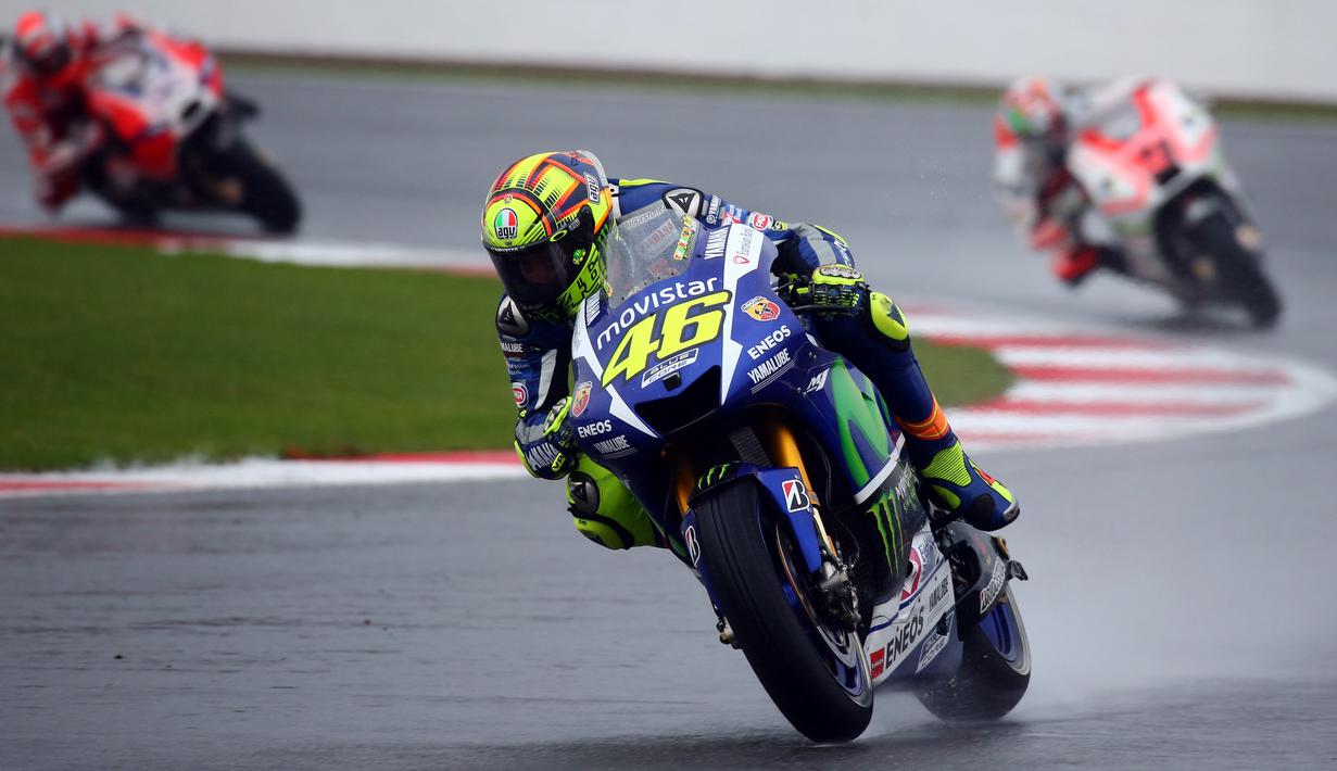 Valentino Rossi unggul jauh dari pesaing terdekatnya, Danilo Petrucci dan Andrea Dovizioso di Sirkuit Silverstone, Inggris. Minggu (30/8/2015). (EPA/Tim Keeton)