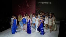 Para model mengikuti peragaan busana karya desainer Deng Zhaoping pada acara China Fashion Week di Beijing, China, 7 September 2022. (AP Photo/Ng Han Guan)