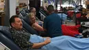 Seorang pria melakukan donor darah untuk korban luka penembakan Las Vegas di United Blood Service, Nevada, Selasa (3/10). Setelah ada permintaan sumbangan darah, dalam hitungan jam, lebih dari 1.000 orang telah mendaftar. (Ethan Miller/Getty Images/AFP)