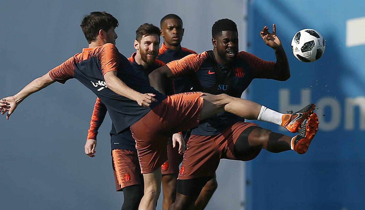 Bek Barcelona, Samuel Umtiti, berebut bola dengan Sergi Roberto, saat latihan jelang laga final Copa del Rey di Joan Gamper, Barcelona, Jumat (20/4/2018). Barcelona akan berhadapan dengan Sevilla. (AP/Manu Fernandez)