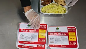 Proses penyiapan menu makan malam jemaah haji di salah satu dapur katering yang bermitra dengan Indonesia. (dok. MCH 2025)