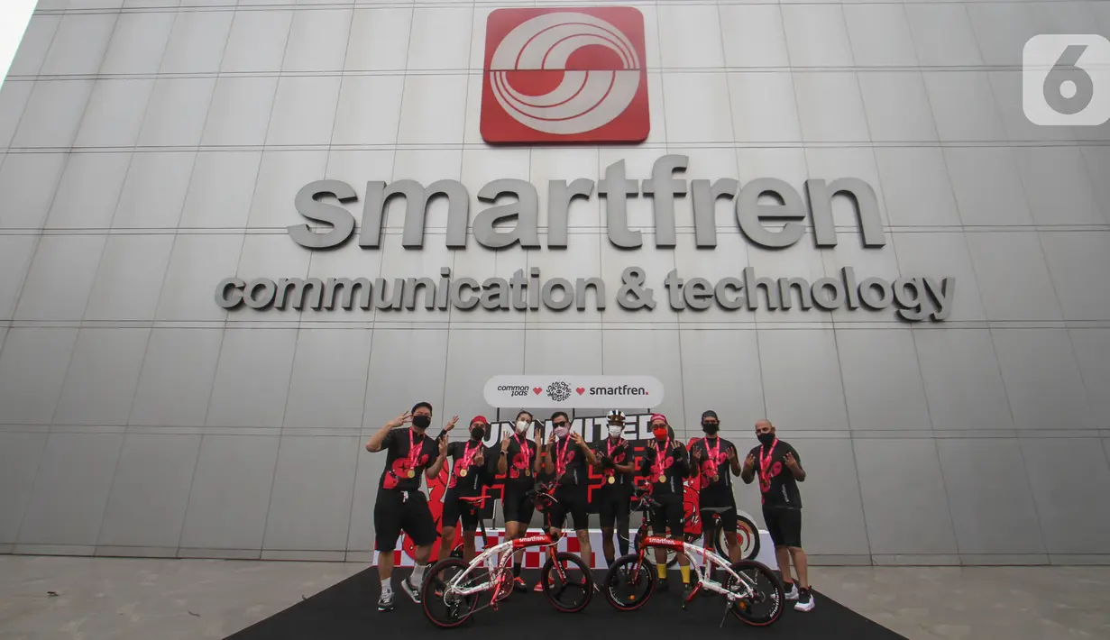 Atlet Paralimpik, M Fadli, Influencer Anya Geraldine, Deputy CEO Smartfren Djoko Tata Ibrahim, Chief Brand Officer Smartfren Roberto Saputra, menunjukan jersey sepeda Unlimited Hope hasil kreasi Smartfren, Show The Monster dan Common Spot di Jakarta, Sabtu (27/3/2021). (Liputan6.com/Pool)