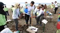 Penanaman pohon cemara laut di Pantai Cilacap, Jawa Tengah untuk menahan abrasi. (Foto: Liputan6.com/Diskominfo Cilacap)