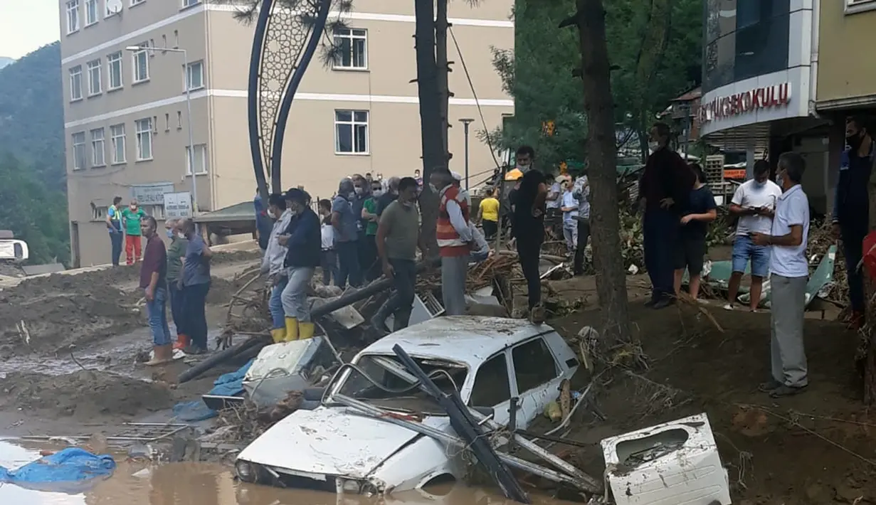 Orang-orang berkumpul di area yang terdampak banjir di Provinsi Giresun, kawasan Laut Hitam, Turki (23/8/2020). Banjir yang melanda Giresun pada Minggu (23/8) menewaskan enam orang, termasuk dua personel Gendarmerie, demikian dilaporkan kantor berita semiresmi Turki Anadolu Agency. (Xinhua)