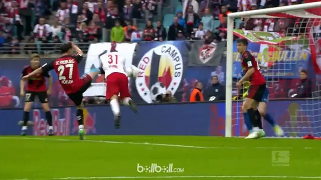 Diego Demme mencetak gol perdana untuk RB Leipzig di Bundesliga, namun ia harus kehilangan giginya. This video is presented by BallBall