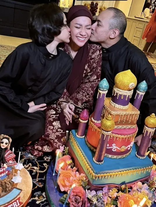 <p>Tak ketinggalan putra semata wayang, BCL pun hadir mengenakan gamis serasi dengan Tiko. BCL pun mendapatkan kue besar dengan motif masjid colorful. [@deyra_supriadi]</p>