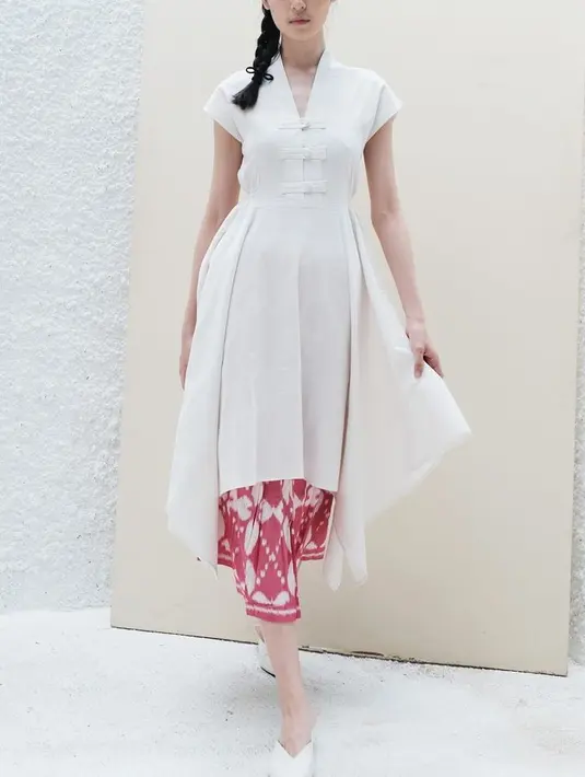 Dress kebaya modern dengan kancing shanghai memberi spirit Kartini modern. Sekaligus membuat tampilan makin menawan di Hari Raya. [Foto: @oemahetnik]