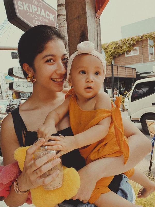 Momen kedekatan Selly Ambar Marino bersama keponakan tersayang Surinala. (Liputan6.com/IG/@ambarmarino)