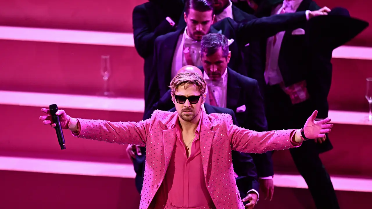 Ryan Gosling menampilkan "I'm Just Ken" di atas panggung pada Academy Awards Tahunan ke-96 di Dolby Theatre pada 10 Maret 2024 di Hollywood, California.