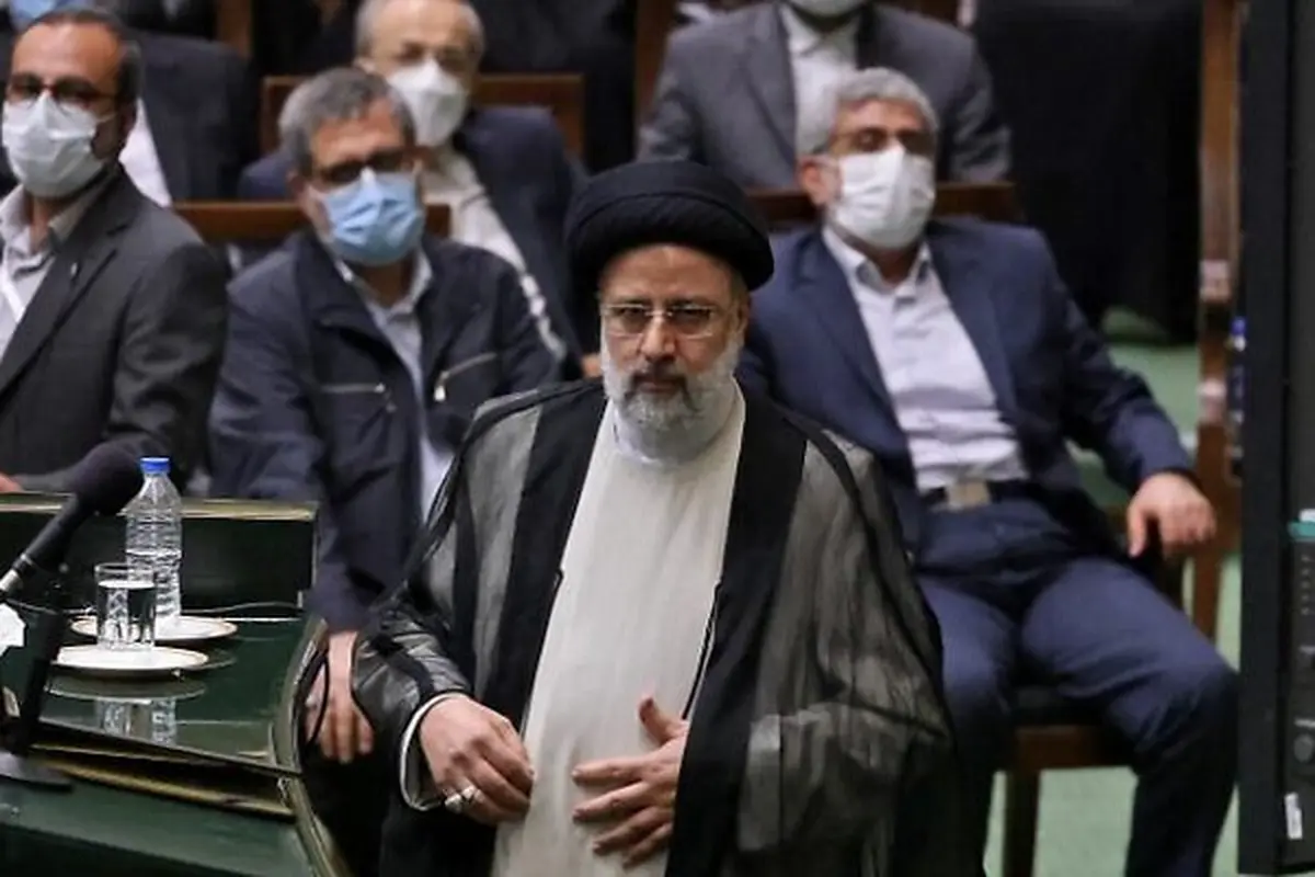 Presiden baru terpilih Iran Ebrahim Raisi berdiri di podium saat upacara pengambilan sumpah di parlemen Iran di ibukota Teheran pada 5 Agustus 2021. (Atta KENARE / AFP)