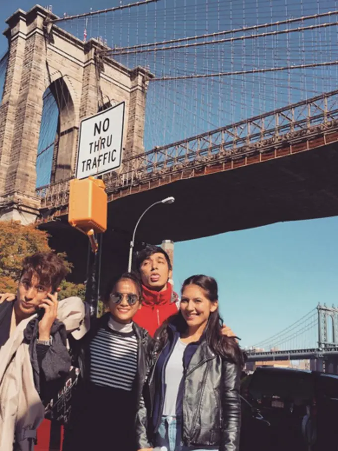 [Bintang] Bulan Terbelah di Langit Amerika