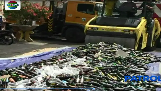 Puluhan ribu botol minuman keras, serta ribuan pil narkoba yang disita selama operasi dua bulan terakhir, dimusnahkan Polres Jakarta Barat.