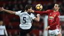 Duel pemain Manchester United, Zlatan Ibrahimovic dan pemain Spurs, an Vertonghen (kiri) pada lanjutan Premier League di Old Trafford, Manchester, (11/12/2016). (AFP/Oli Scarff)