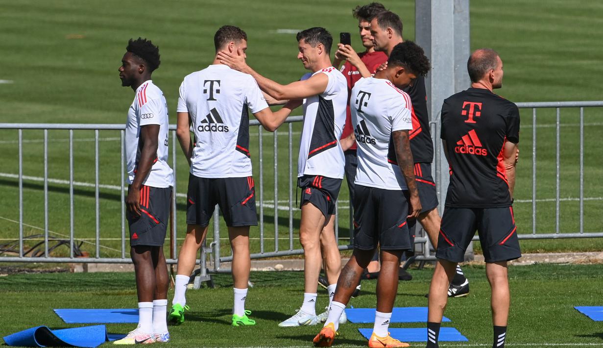 Di akhir sesi latihan ia menyepatkan diri berpamitan kepada rekan-rekan nya. (AFP/Christof Stache)