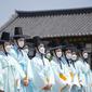 Pria mengenakan pakaian tradisional Korea Selatan menghadiri upacara untuk menghidupkan kembali Hari Kedewasaan ke-50 di Desa Namsangol Hanok di Seoul, Korea Selatan (16/5/2022). Upacara diadakan untuk pria dan wanita muda yang akan berusia 20 tahun. (AP Photo/Lee Jin-man)