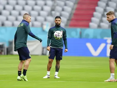 (kiri ke kanan) Pemain Italia Federico Bernardeschi, Marco Verratti, Lorenzo Insigne, Ciro Immobile mengikuti sesi latihan di Stadion Football Arena, Munich, Jerman, Kamis (1/7/2021). Italia akan menghadapi Belgia pada pertandingan perempat final Euro 2020. (AP Photo/Matthias Schrader)
