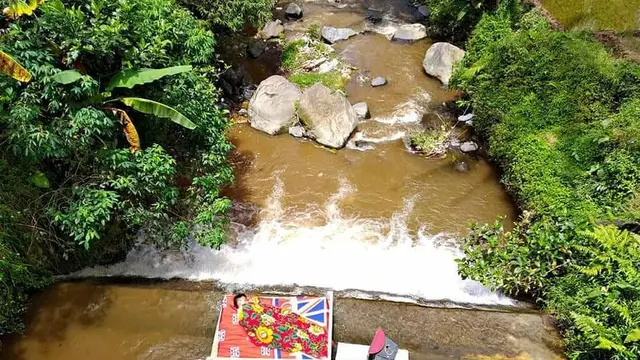 6 Potret Pemuda Tidur di Sungai, Aksinya Bikin Geleng Kepala