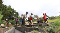 Perbaikan irigasi subak di Bali menggunakan dana desa (Foto: Dok Kemendes)