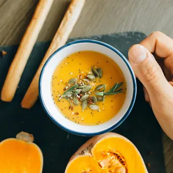Rahasia resep sup labu rendah kalori namun kaya nutrisi yang pas banget untuk menu makan malam sehat Sahabat Fimela. [Dok/Pexels.com/Nataliya Vaitkevich].