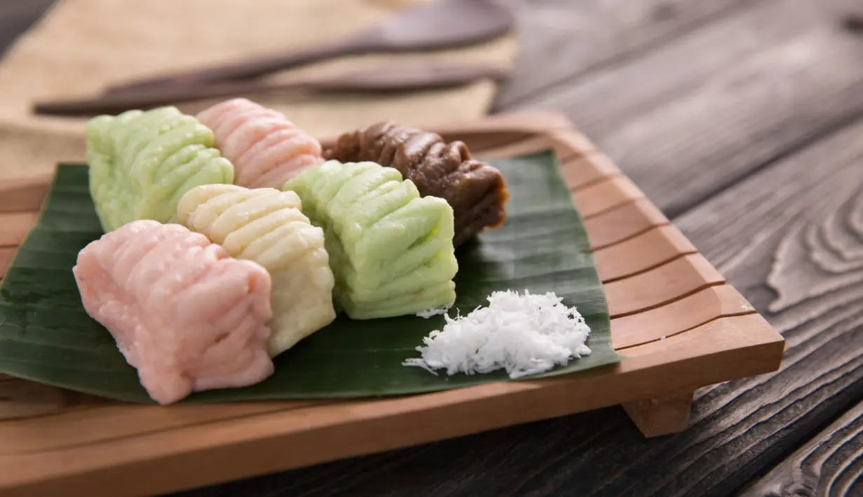 Gethuk lindri, salah satu makanan yang terbuat dari singkong. Memiliki tekstur yang lembut dengan beraneka warna. Makanan ini cocok dinikmati bersama kopi hangat. (Odua Images/shutterstock)