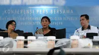 Menteri KKP Susi Pudjiastuti (tengah) memberi keterangan penggagalan penyelundupan benih lobster di Gedung KKP Jakarta, Rabu (26/10). Delapan orang ditetapkan sebagai tersangka dan diperiksa di Direktorat Tipidter Polri. (Liputan6.com/Helmi Fithriansyah)