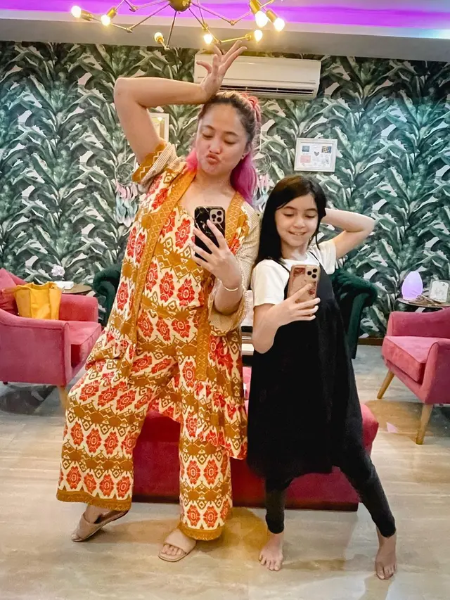 6 Potret Kompak Marshanda dan Sienna Ameerah saat Selfie, Bak Kakak Adik