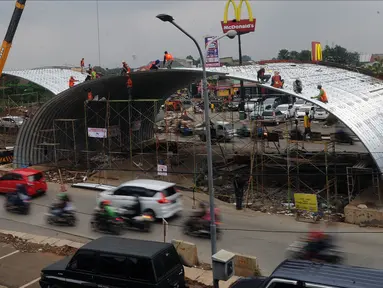 Suasana pembangunan Flyover Gaplek di Jalan Martadinata,  Pamulang, Tangerang Selatan, Minggu (1/3/2020). Pembangunan flyover yang akan menghubungkan Parung, Jawa Barat, dengan DKI Jakarta tersebut saat ini sudah mencapai 40 persen. (merdeka.com/Arie Basuki)