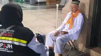 Petugas PPIH tengah menangani Mbah Suharto, jemaah haji lansia yang tersesat di Masjid Nabawi. (Foto: MCH PPIH Arab Saudi 2023)