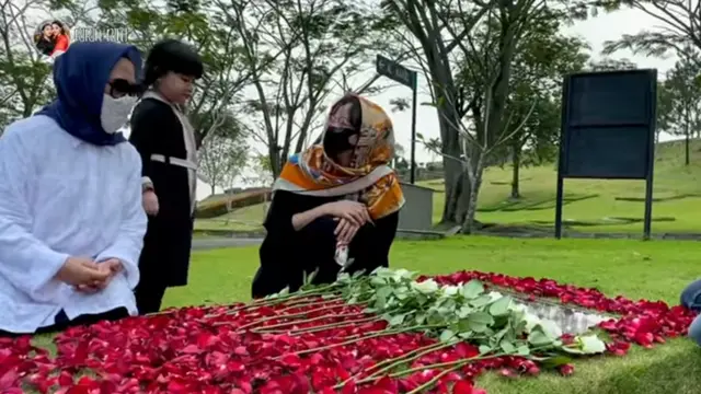 Pertama Kali Ajak Anak, Ini 6 Momen Haru Ririn Ekawati Ziarah ke Makam Mendiang Suami