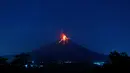 Pemandangan saat lava panas menuruni puncak Gunung Mayon yang berada di Kota Legazpi, Provinsi Albay, Filipina, Selasa (23/1). (AP Photo/Bullit Marquez)