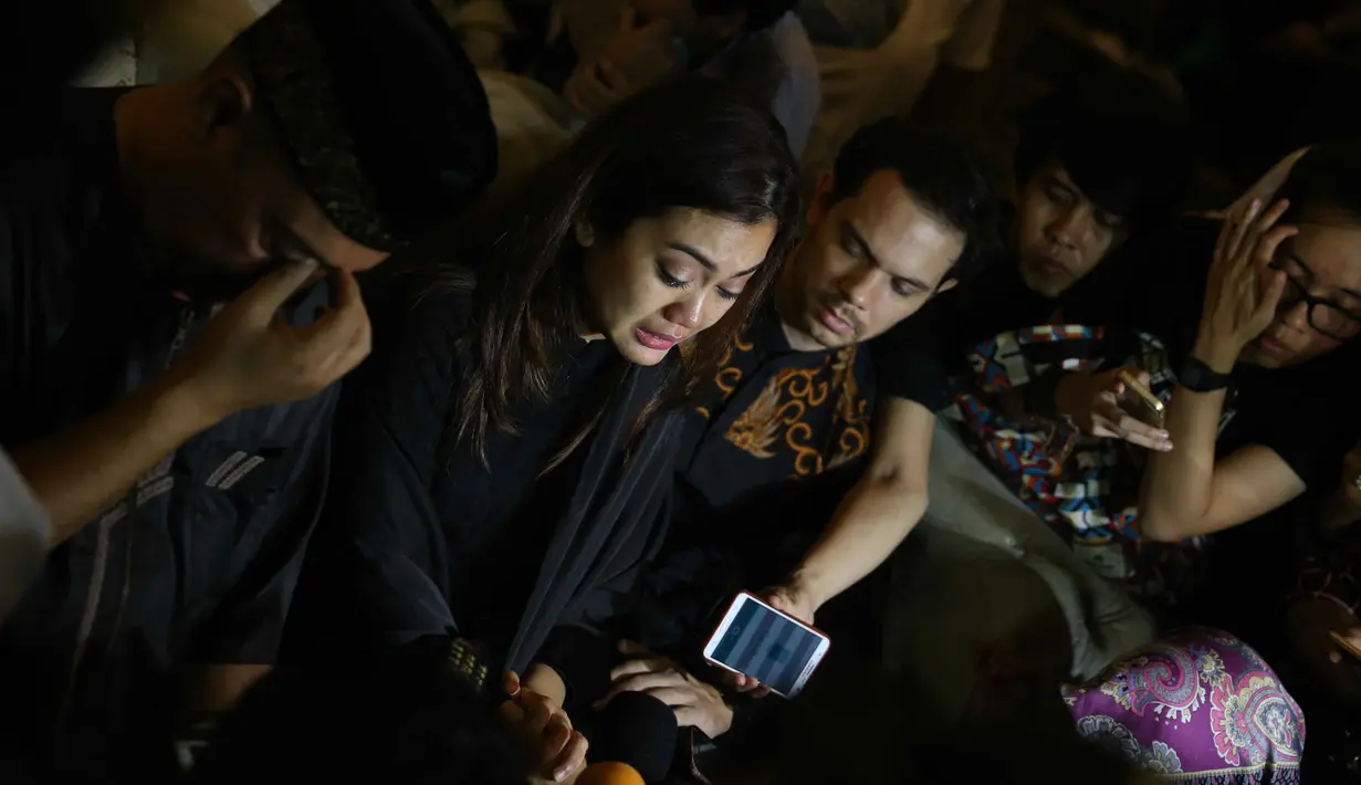 Tak lama ia meninggalkan kamar perawatan Jupe, tiba-tiba ada panggilan masuk dari sang ibu yang memintanya untuk kembali ke rumah sakit lantaran kondisi Jupe kritis. Saat Nia kembali, suasana sudah ramai. (Nurwahyunan/Bintang.com)