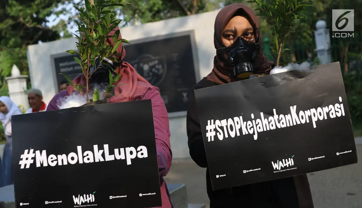 Aktivis Wahana Lingkungan Hidup Indonesia (Walhi) membawa tanaman saat melakukan aksi protes pembakaran hutan di Jakarta, Selasa (8/8). (Liputan6.com/Immanuel Antonius)