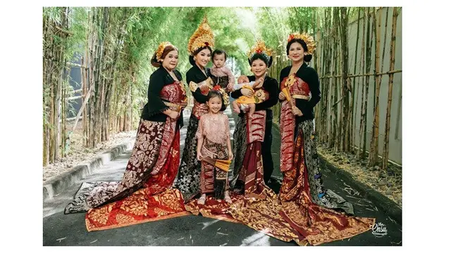 7 Gaya Pemotretan Keluarga Ruben Onsu dengan Baju Adat Bali, Curi Perhatian