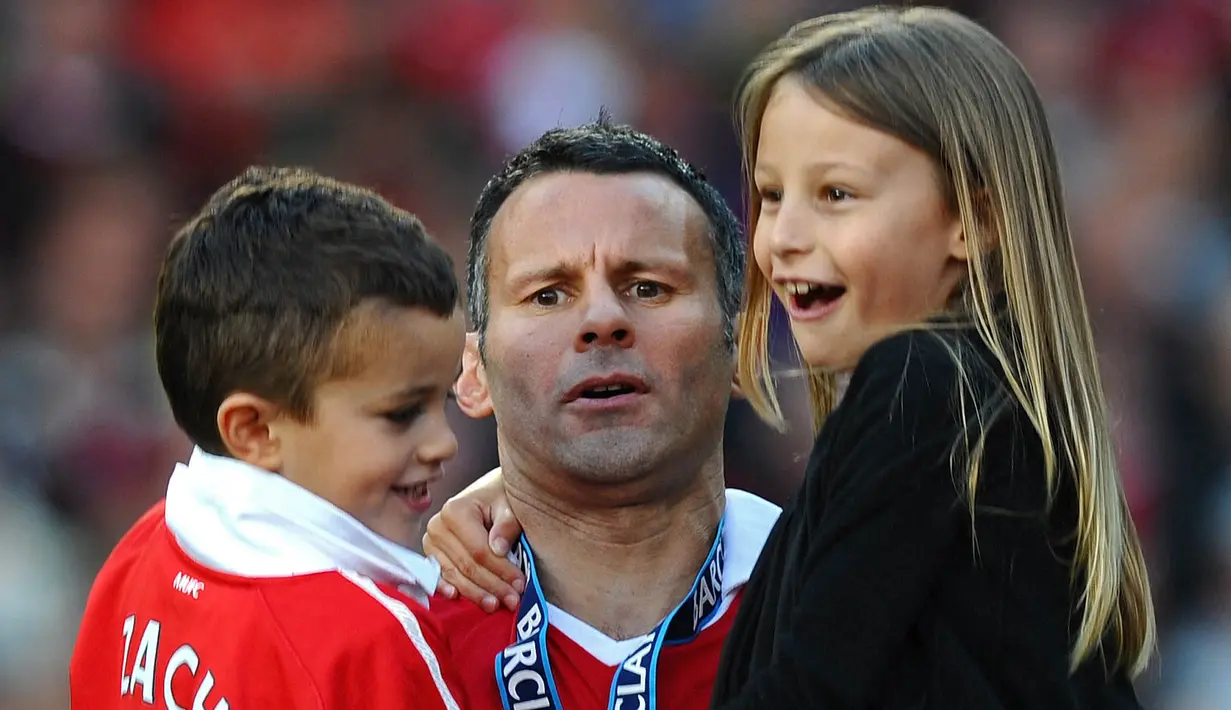 Ryan Giggs dan Stacey Cooke menikah pada 7 September 2007. Hubungan cinta mereka dikaruniai dua orang anak yakni, Zach dan Libby. (Foto: AFP/Paul Ellis)