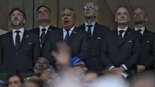 Presiden FIFA, Gianni Infantino (2 kanan), Presiden Asosiasi Sepak Bola Argentina (AFA), Claudio Tapia (3 kiri), Presiden CONMEBOL, Alejandro Dominguez (kiri), Kepala Pengembangan Sepak Bola Global FIFA, Arsene Wenger (CR), dan Wakil Sekretaris Jenderal FIFA Brasil, Mattias Grafstrom, (kanan) menyanyikan lagu kebangsaan menjelang pertandingan semifinal Piala Dunia 2026 antara Inggris dan Argentina di Stadion Atlanta di Atlanta pada 16 Juli. 2026. (JUAN MABROMATA/AFP)