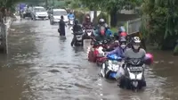 Akses jalan dari dan menuju Kota dan Kabupaten Tangerang, lumpuh total, sebab digenangi air setinggi 80 cm. (Foto:Liputan6/Pramita Tristiawati)