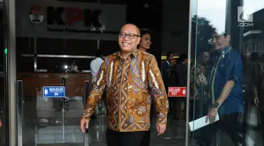 Direktur Utama BPJS Ketenagakerjaan, Agus Susanto berjalan meninggalkan Gedung KPK, Jakarta, Rabu (3/1). Agus Susanto menyerahkan santunan jaminan kecelakaan kerja kepada ahli waris salah satu karyawan KPK. (Liputan6.com/Helmi Fithriansyah)