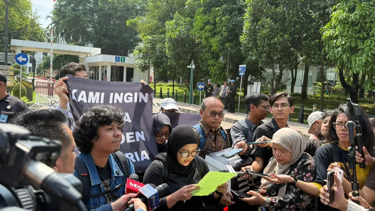 Koalisi Masyarakat Sipil Serahkan Surat Andrie Yunus ke Prabowo