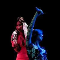 Sebagai penyanyi indie, Danilla Riyadi punya selera gaya unik yang membius di atas panggung. Intip gayanya kenakan blazer hingga dress pink. [@danillariyadi]