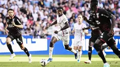 Nama Mahamadou Diawara kini sedang ramai diperbincangakan di jagat sepak bola dunia lantaran memilih meninggalkan timnas U-19 Prancis demi bisa berpuasa. (AFP/Jeff Pachoud)