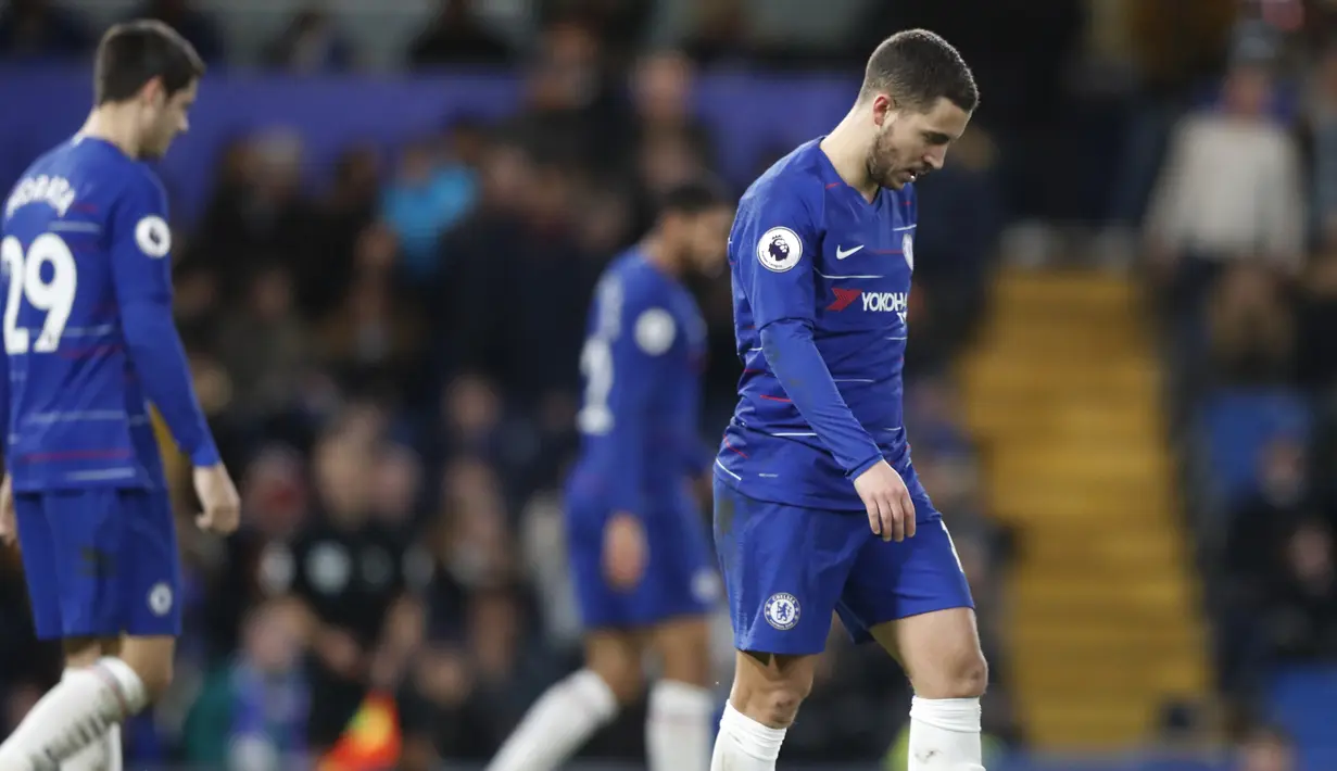 Penyerang Chelsea, Eden Hazard, tampak lesu usai gagal mengalahkan Southampton pada laga Premier League di Stadion Stamford Bridge, Kamis (3/1). Kedua tim bermain imbang 0-0. (AP/Frank Augstein)