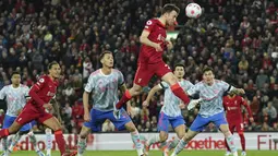 Bermain di Anfield, The Reds menggempur Setan Merah sejak menit awal. MU tampak kelimpungan menghadapi serangan. Pertandingan nampaknya berat sebelah, Liverpool terlalu perkasa. (AP/Jon Super)