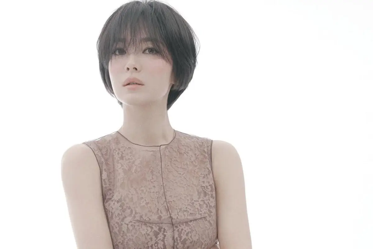 8 Potret Gothic Look Song Hye Kyo yang Nampang di Majalah Vogue, Bak Boneka Hidup di Usia 43 Tahun
