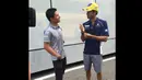 Rio Haryanto berbincang dengan pebalap Sauber, Felipe Nasr, sebelum konferensi pers jelang latihan bebas pertama F1 GP Jerman di Sirkuit Hockenheim, Jerman, (29/7/2016). (Bola.com/Twitter/Manorracing)